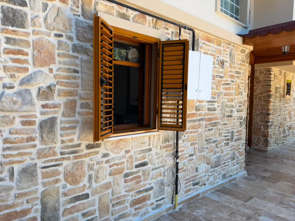 Villa alüminyum panjur ve doğal taş cephe uygulaması