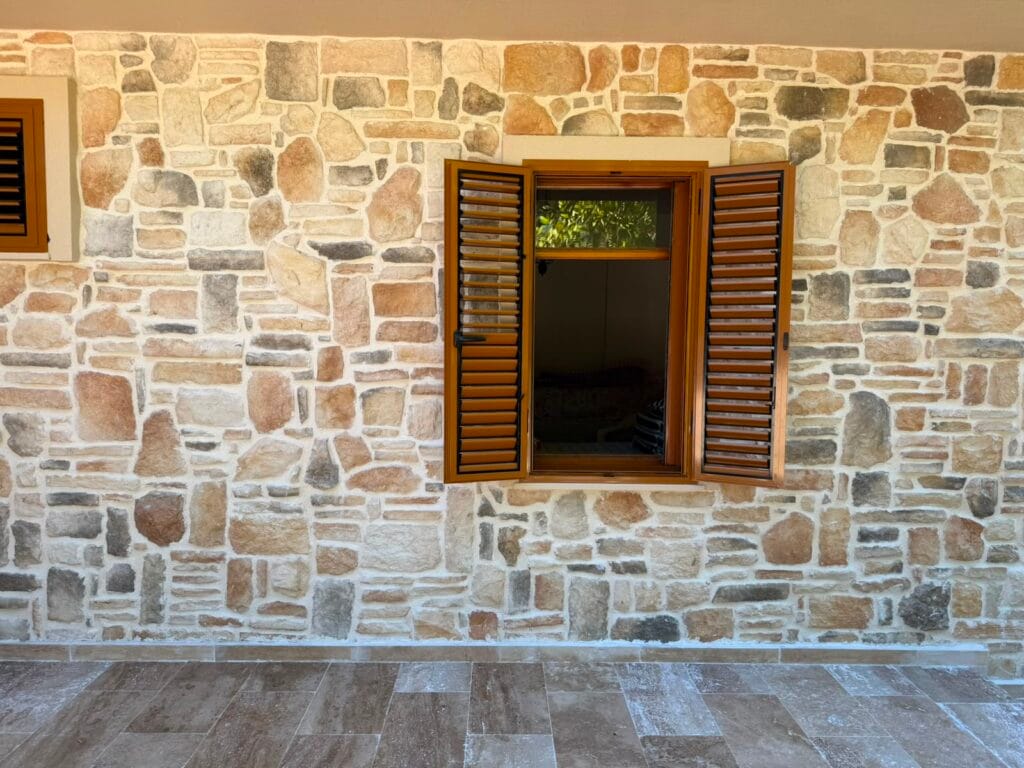 Villa alüminyum panjur ve doğal taş cephe uygulaması